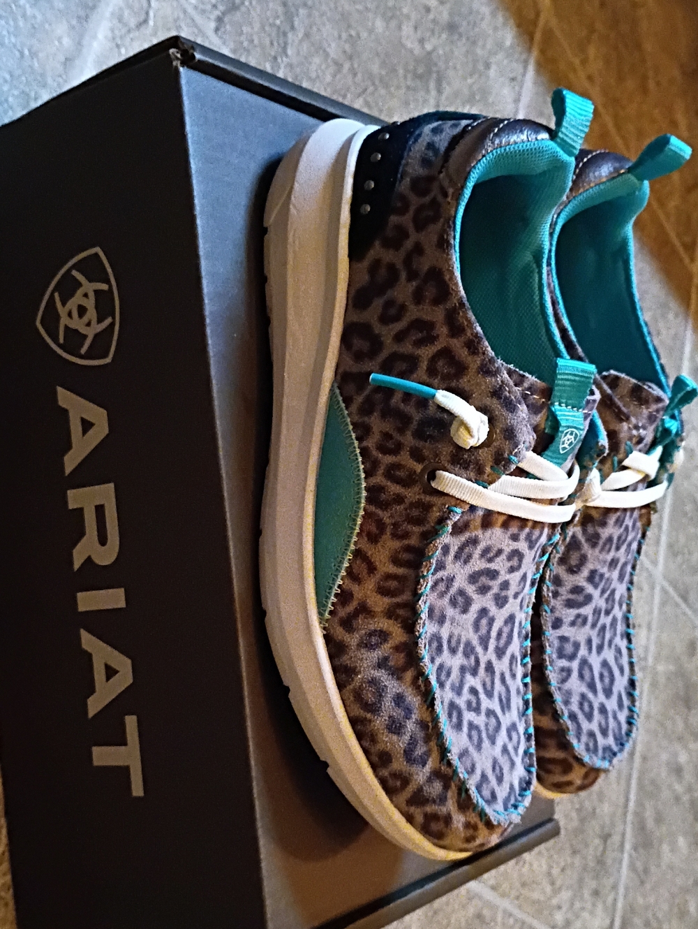ARIAT Women's Leopard Print Moccasins NWT Shoes W/Teal Trim Size 6.5 - Picture 7 of 15
